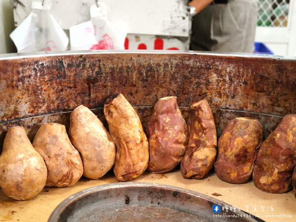 烤地瓜:〖台中│美食〗烤地瓜 ❤ 香貢貢ㄟ咻憨吉抵家~香氣濃郁,滋味香甜,就連小蜜蜂都聞香而來呢!!