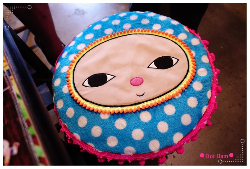 眼球咖啡 椅子.JPG