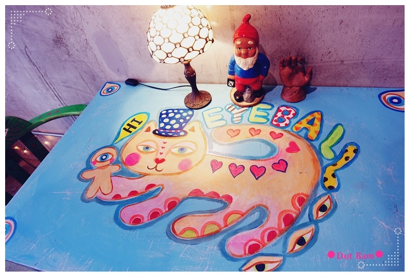 眼球咖啡 桌子.JPG