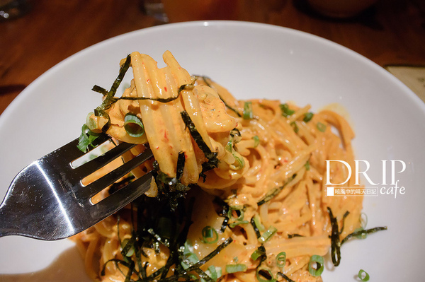 Drip Cafe 好滴(站前店)：【台北｜好滴咖啡 站前店】女孩們的聚會天堂 必吃濃厚系義大利麵與招牌滴蛋仔