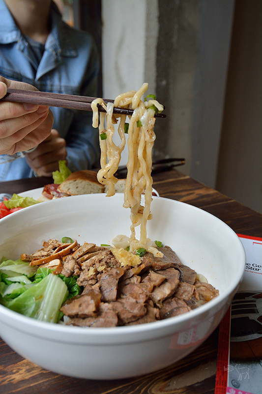 賣牛肉麵與甜點的好物咖啡館:捷運南京復興 中山國中站美食