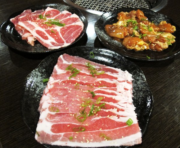 碳味亭和牛炭火燒肉：（台南。新營區美食）『碳味亭』和牛炭火燒肉 專賣。快來跟著巨鼠到新營，進行一趟頂級和牛探索之旅!