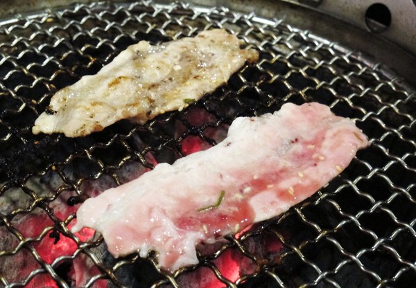 碳味亭和牛炭火燒肉：（台南。新營區美食）『碳味亭』和牛炭火燒肉 專賣。快來跟著巨鼠到新營，進行一趟頂級和牛探索之旅!