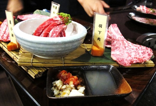 碳味亭和牛炭火燒肉：（台南。新營區美食）『碳味亭』和牛炭火燒肉 專賣。快來跟著巨鼠到新營，進行一趟頂級和牛探索之旅!