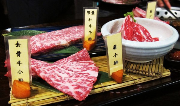 碳味亭和牛炭火燒肉：（台南。新營區美食）『碳味亭』和牛炭火燒肉 專賣。快來跟著巨鼠到新營，進行一趟頂級和牛探索之旅!