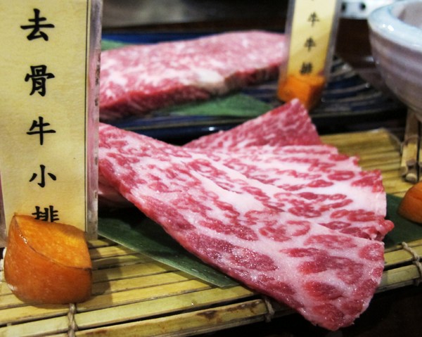 碳味亭和牛炭火燒肉：（台南。新營區美食）『碳味亭』和牛炭火燒肉 專賣。快來跟著巨鼠到新營，進行一趟頂級和牛探索之旅!