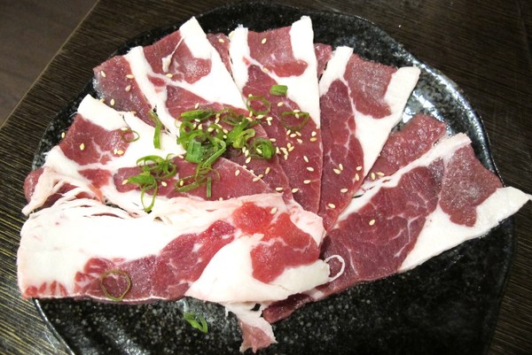 碳味亭和牛炭火燒肉：（台南。新營區美食）『碳味亭』和牛炭火燒肉 專賣。快來跟著巨鼠到新營，進行一趟頂級和牛探索之旅!