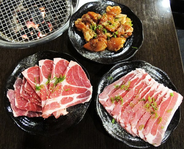 碳味亭和牛炭火燒肉：（台南。新營區美食）『碳味亭』和牛炭火燒肉 專賣。快來跟著巨鼠到新營，進行一趟頂級和牛探索之旅!