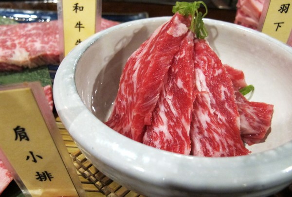 碳味亭和牛炭火燒肉：（台南。新營區美食）『碳味亭』和牛炭火燒肉 專賣。快來跟著巨鼠到新營，進行一趟頂級和牛探索之旅!