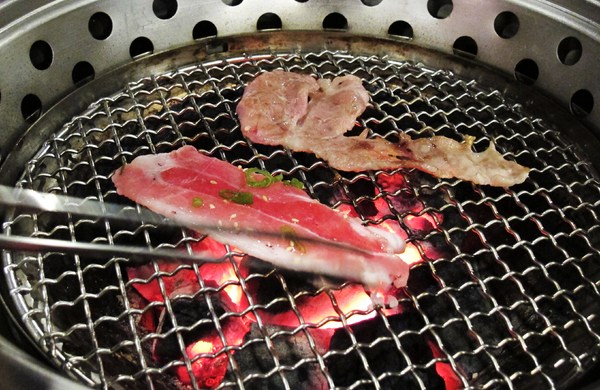 碳味亭和牛炭火燒肉：（台南。新營區美食）『碳味亭』和牛炭火燒肉 專賣。快來跟著巨鼠到新營，進行一趟頂級和牛探索之旅!