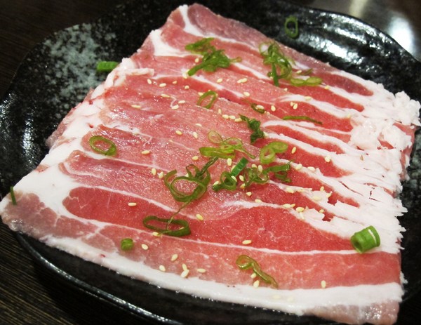 碳味亭和牛炭火燒肉：（台南。新營區美食）『碳味亭』和牛炭火燒肉 專賣。快來跟著巨鼠到新營，進行一趟頂級和牛探索之旅!