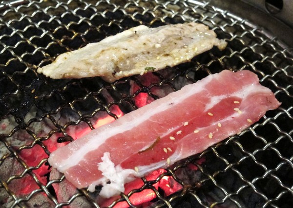 碳味亭和牛炭火燒肉：（台南。新營區美食）『碳味亭』和牛炭火燒肉 專賣。快來跟著巨鼠到新營，進行一趟頂級和牛探索之旅!