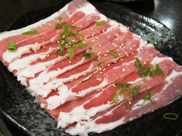 碳味亭和牛炭火燒肉：（台南。新營區美食）『碳味亭』和牛炭火燒肉 專賣。快來跟著巨鼠到新營，進行一趟頂級和牛探索之旅!