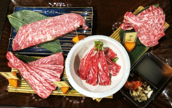 碳味亭和牛炭火燒肉：（台南。新營區美食）『碳味亭』和牛炭火燒肉 專賣。快來跟著巨鼠到新營，進行一趟頂級和牛探索之旅!