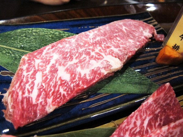 碳味亭和牛炭火燒肉：（台南。新營區美食）『碳味亭』和牛炭火燒肉 專賣。快來跟著巨鼠到新營，進行一趟頂級和牛探索之旅!