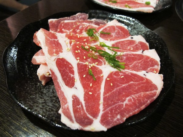 碳味亭和牛炭火燒肉：（台南。新營區美食）『碳味亭』和牛炭火燒肉 專賣。快來跟著巨鼠到新營，進行一趟頂級和牛探索之旅!