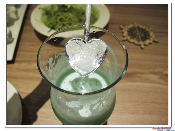 三胡町-Bistro：（台南。東區美食）三胡町-Bistro / 正餐時段提供美食套餐，深夜時段_搖身一變為老屋酒吧，提供宵夜美酒。/下班後小聚吃宵夜的好地方！