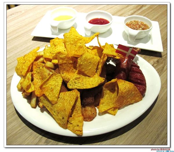 三胡町-Bistro：（台南。東區美食）三胡町-Bistro / 正餐時段提供美食套餐，深夜時段_搖身一變為老屋酒吧，提供宵夜美酒。/下班後小聚吃宵夜的好地方！