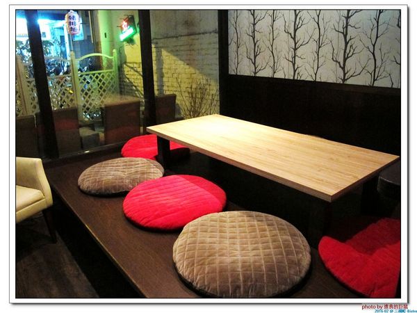 三胡町-Bistro：（台南。東區美食）三胡町-Bistro / 正餐時段提供美食套餐，深夜時段_搖身一變為老屋酒吧，提供宵夜美酒。/下班後小聚吃宵夜的好地方！