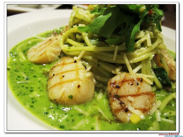 三胡町-Bistro：（台南。東區美食）三胡町-Bistro / 正餐時段提供美食套餐，深夜時段_搖身一變為老屋酒吧，提供宵夜美酒。/下班後小聚吃宵夜的好地方！