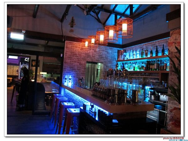 三胡町-Bistro：（台南。東區美食）三胡町-Bistro / 正餐時段提供美食套餐，深夜時段_搖身一變為老屋酒吧，提供宵夜美酒。/下班後小聚吃宵夜的好地方！