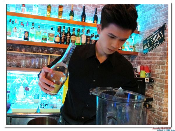 三胡町-Bistro：（台南。東區美食）三胡町-Bistro / 正餐時段提供美食套餐，深夜時段_搖身一變為老屋酒吧，提供宵夜美酒。/下班後小聚吃宵夜的好地方！