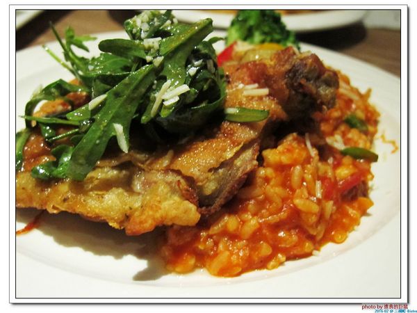 三胡町-Bistro：（台南。東區美食）三胡町-Bistro / 正餐時段提供美食套餐，深夜時段_搖身一變為老屋酒吧，提供宵夜美酒。/下班後小聚吃宵夜的好地方！