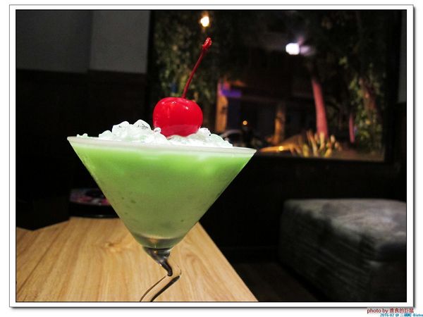 三胡町-Bistro：（台南。東區美食）三胡町-Bistro / 正餐時段提供美食套餐，深夜時段_搖身一變為老屋酒吧，提供宵夜美酒。/下班後小聚吃宵夜的好地方！