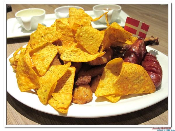 三胡町-Bistro：（台南。東區美食）三胡町-Bistro / 正餐時段提供美食套餐，深夜時段_搖身一變為老屋酒吧，提供宵夜美酒。/下班後小聚吃宵夜的好地方！