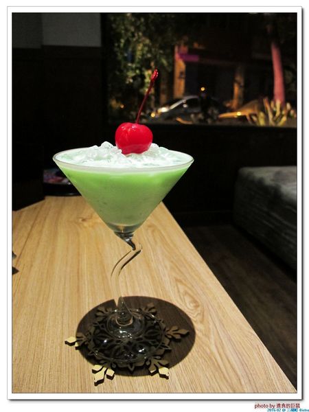 三胡町-Bistro：（台南。東區美食）三胡町-Bistro / 正餐時段提供美食套餐，深夜時段_搖身一變為老屋酒吧，提供宵夜美酒。/下班後小聚吃宵夜的好地方！