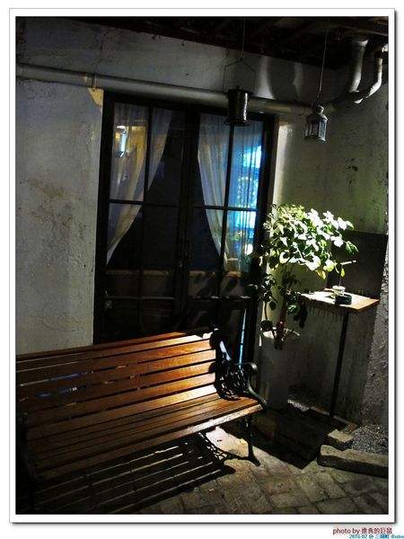 三胡町-Bistro：（台南。東區美食）三胡町-Bistro / 正餐時段提供美食套餐，深夜時段_搖身一變為老屋酒吧，提供宵夜美酒。/下班後小聚吃宵夜的好地方！