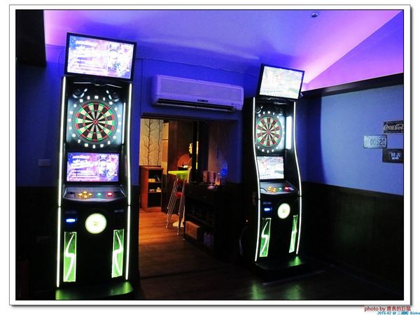 三胡町-Bistro：（台南。東區美食）三胡町-Bistro / 正餐時段提供美食套餐，深夜時段_搖身一變為老屋酒吧，提供宵夜美酒。/下班後小聚吃宵夜的好地方！