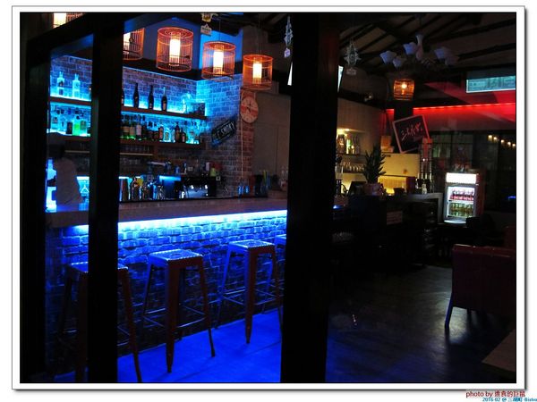 三胡町-Bistro：（台南。東區美食）三胡町-Bistro / 正餐時段提供美食套餐，深夜時段_搖身一變為老屋酒吧，提供宵夜美酒。/下班後小聚吃宵夜的好地方！