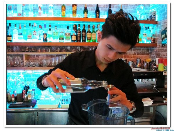 三胡町-Bistro：（台南。東區美食）三胡町-Bistro / 正餐時段提供美食套餐，深夜時段_搖身一變為老屋酒吧，提供宵夜美酒。/下班後小聚吃宵夜的好地方！