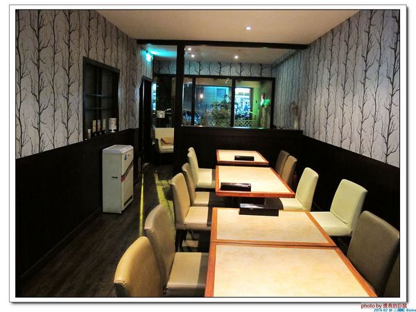 三胡町-Bistro：（台南。東區美食）三胡町-Bistro / 正餐時段提供美食套餐，深夜時段_搖身一變為老屋酒吧，提供宵夜美酒。/下班後小聚吃宵夜的好地方！