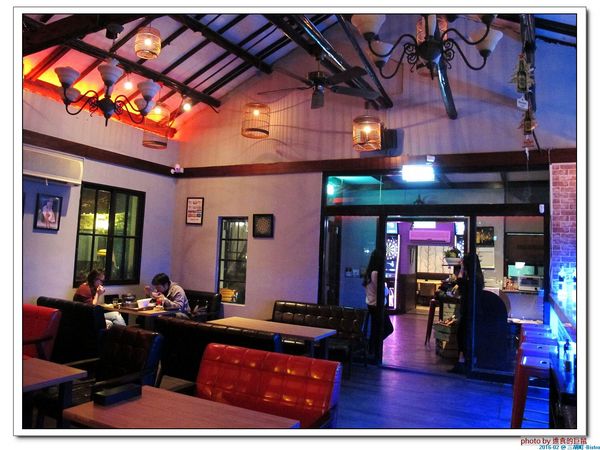 三胡町-Bistro：（台南。東區美食）三胡町-Bistro / 正餐時段提供美食套餐，深夜時段_搖身一變為老屋酒吧，提供宵夜美酒。/下班後小聚吃宵夜的好地方！