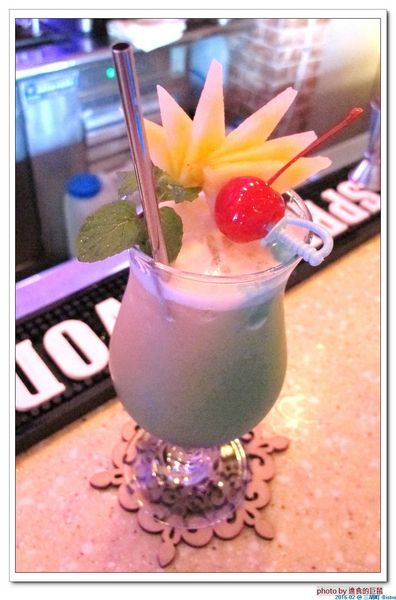 三胡町-Bistro：（台南。東區美食）三胡町-Bistro / 正餐時段提供美食套餐，深夜時段_搖身一變為老屋酒吧，提供宵夜美酒。/下班後小聚吃宵夜的好地方！