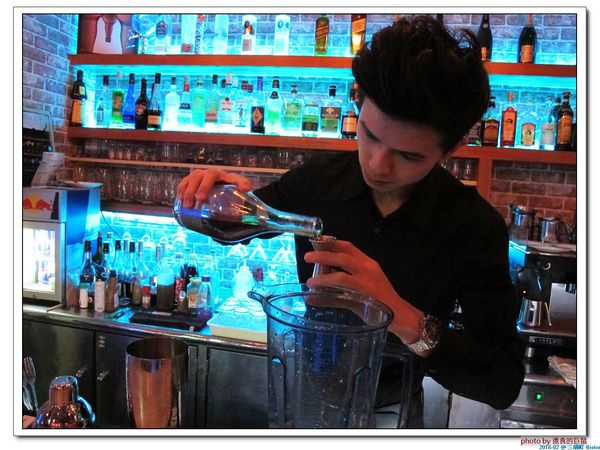 三胡町-Bistro：（台南。東區美食）三胡町-Bistro / 正餐時段提供美食套餐，深夜時段_搖身一變為老屋酒吧，提供宵夜美酒。/下班後小聚吃宵夜的好地方！