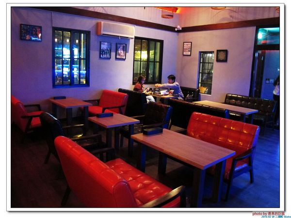 三胡町-Bistro：（台南。東區美食）三胡町-Bistro / 正餐時段提供美食套餐，深夜時段_搖身一變為老屋酒吧，提供宵夜美酒。/下班後小聚吃宵夜的好地方！