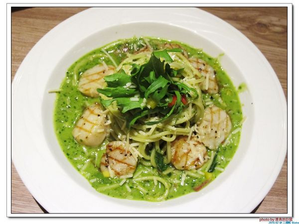 三胡町-Bistro：（台南。東區美食）三胡町-Bistro / 正餐時段提供美食套餐，深夜時段_搖身一變為老屋酒吧，提供宵夜美酒。/下班後小聚吃宵夜的好地方！