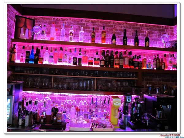 三胡町-Bistro：（台南。東區美食）三胡町-Bistro / 正餐時段提供美食套餐，深夜時段_搖身一變為老屋酒吧，提供宵夜美酒。/下班後小聚吃宵夜的好地方！