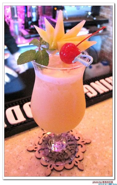 三胡町-Bistro：（台南。東區美食）三胡町-Bistro / 正餐時段提供美食套餐，深夜時段_搖身一變為老屋酒吧，提供宵夜美酒。/下班後小聚吃宵夜的好地方！