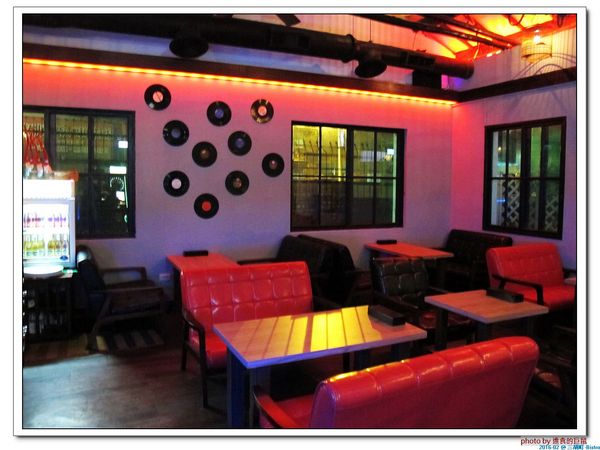 三胡町-Bistro：（台南。東區美食）三胡町-Bistro / 正餐時段提供美食套餐，深夜時段_搖身一變為老屋酒吧，提供宵夜美酒。/下班後小聚吃宵夜的好地方！
