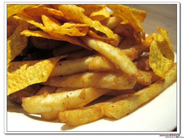 三胡町-Bistro：（台南。東區美食）三胡町-Bistro / 正餐時段提供美食套餐，深夜時段_搖身一變為老屋酒吧，提供宵夜美酒。/下班後小聚吃宵夜的好地方！