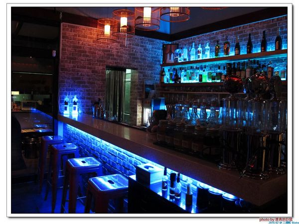 三胡町-Bistro：（台南。東區美食）三胡町-Bistro / 正餐時段提供美食套餐，深夜時段_搖身一變為老屋酒吧，提供宵夜美酒。/下班後小聚吃宵夜的好地方！