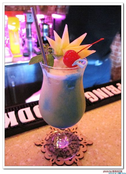 三胡町-Bistro：（台南。東區美食）三胡町-Bistro / 正餐時段提供美食套餐，深夜時段_搖身一變為老屋酒吧，提供宵夜美酒。/下班後小聚吃宵夜的好地方！