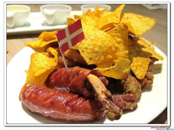 三胡町-Bistro：（台南。東區美食）三胡町-Bistro / 正餐時段提供美食套餐，深夜時段_搖身一變為老屋酒吧，提供宵夜美酒。/下班後小聚吃宵夜的好地方！