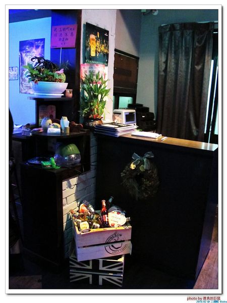 三胡町-Bistro：（台南。東區美食）三胡町-Bistro / 正餐時段提供美食套餐，深夜時段_搖身一變為老屋酒吧，提供宵夜美酒。/下班後小聚吃宵夜的好地方！