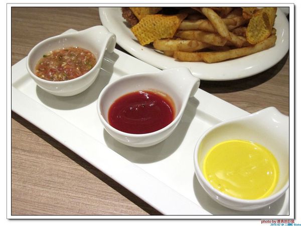 三胡町-Bistro：（台南。東區美食）三胡町-Bistro / 正餐時段提供美食套餐，深夜時段_搖身一變為老屋酒吧，提供宵夜美酒。/下班後小聚吃宵夜的好地方！