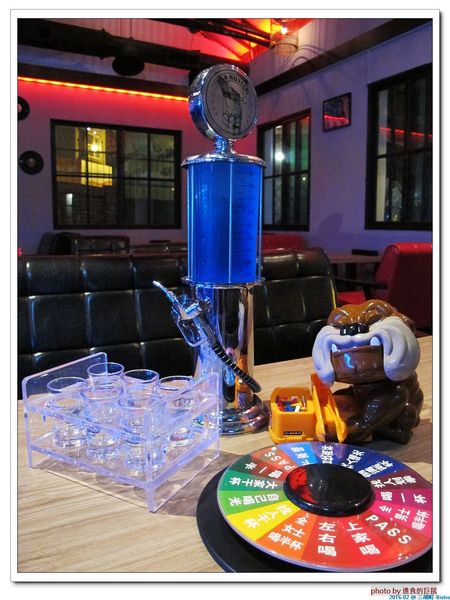 三胡町-Bistro：（台南。東區美食）三胡町-Bistro / 正餐時段提供美食套餐，深夜時段_搖身一變為老屋酒吧，提供宵夜美酒。/下班後小聚吃宵夜的好地方！